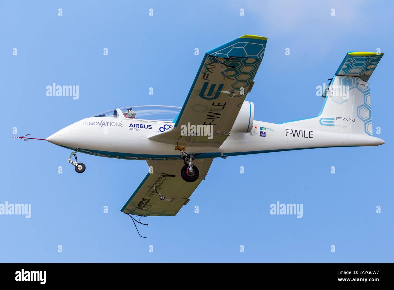 Farnborough, Großbritannien - 15. Juli 2014: Airbus fliegt den E-Fan auf der Farnborough Int'l Airshow, einem Prototyp eines vollelektrischen Flugzeugs, das als Technologiedämon verwendet wird Stockfoto