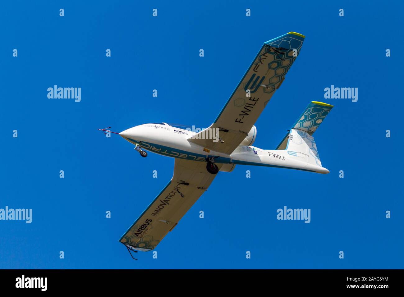 Farnborough, Großbritannien - 15. Juli 2014: Airbus fliegt den E-Fan auf der Farnborough Int'l Airshow, einem Prototyp eines vollelektrischen Flugzeugs, das als Technologiedämon verwendet wird Stockfoto