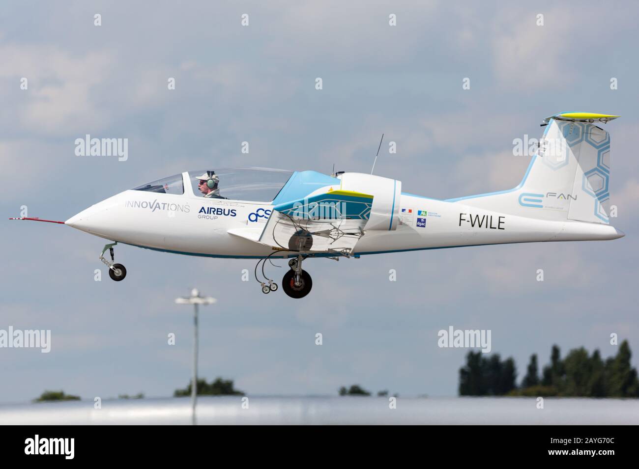 Farnborough, Großbritannien - 15. Juli 2014: Airbus fliegt den E-Fan auf der Farnborough Int'l Airshow, einem Prototyp eines vollelektrischen Flugzeugs, das als Technologiedämon verwendet wird Stockfoto