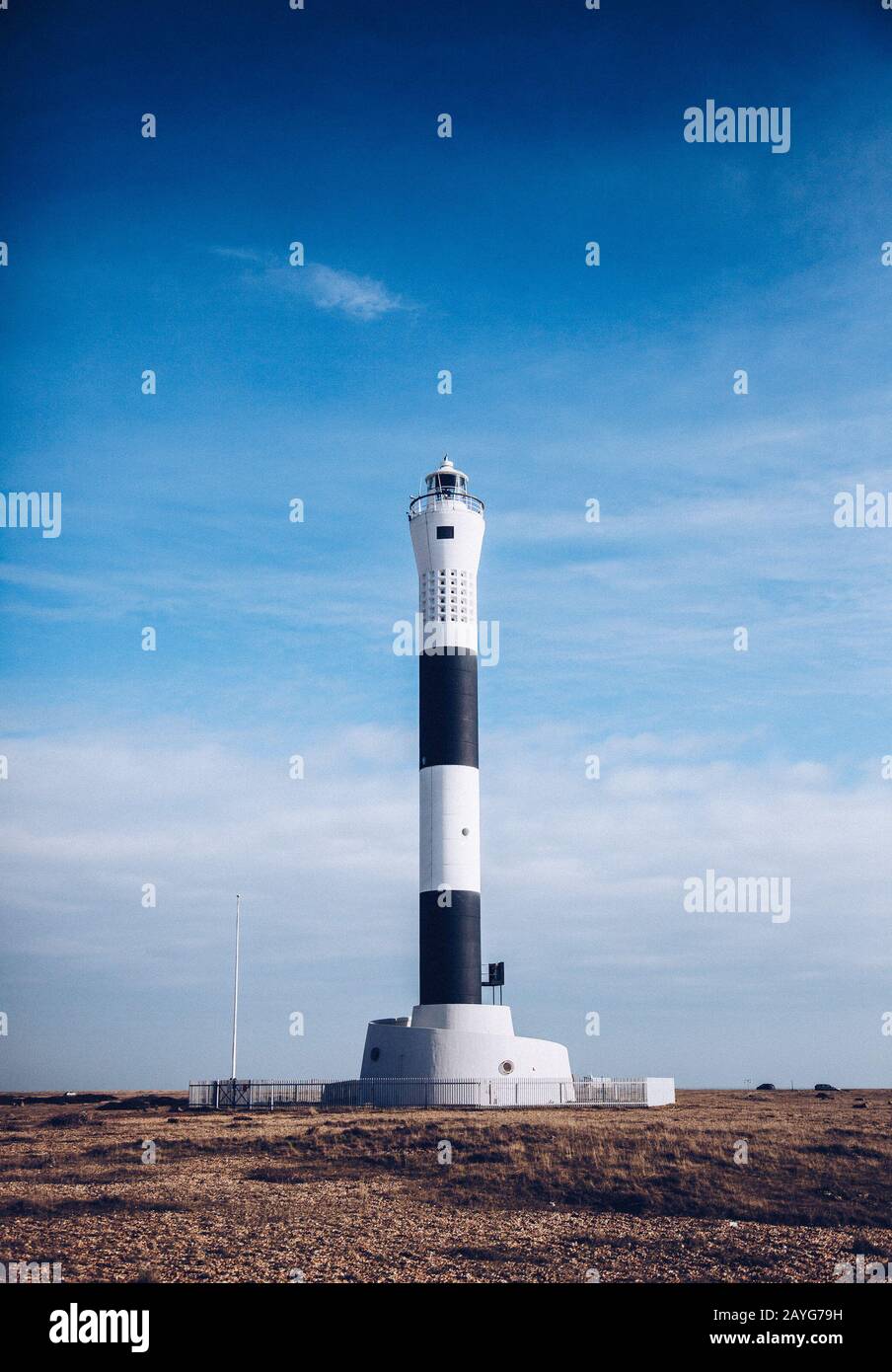 Schwarz-weißer Leuchtturm in Dungeness Stockfoto