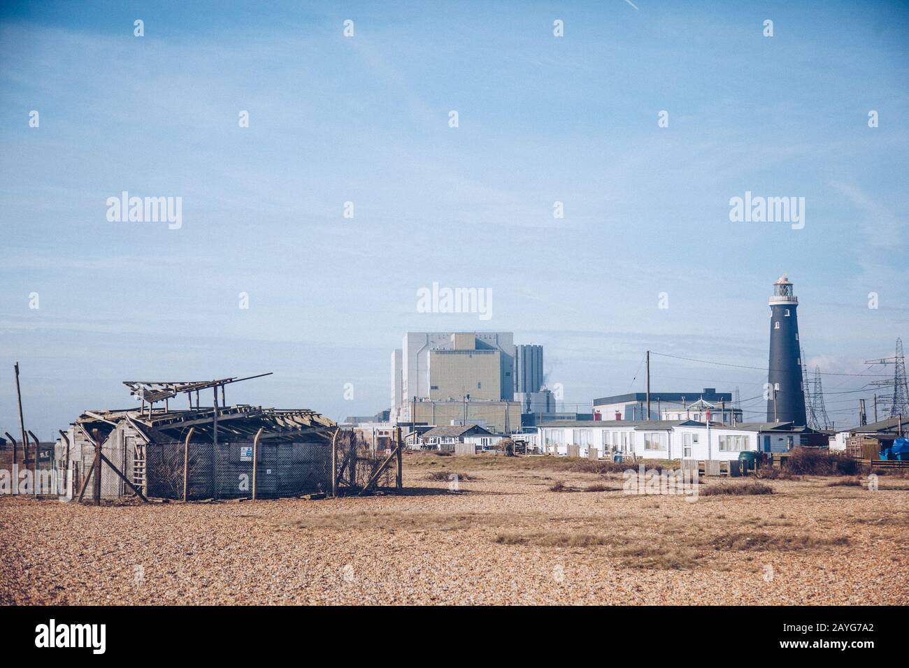 Kraftwerk Dungeness und Alter Leuchtturm Stockfoto