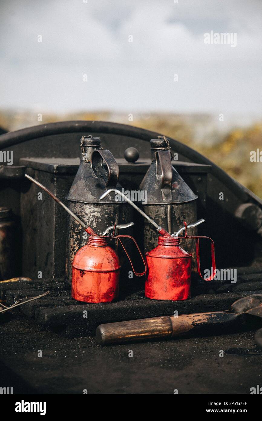 Rote Dosen auf einem Dampfzug Stockfoto