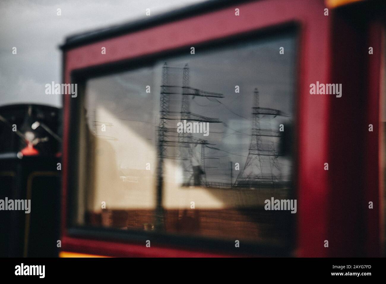 Spiegelung im Zugfenster der Pylone am Kraftwerk Dungeness Stockfoto