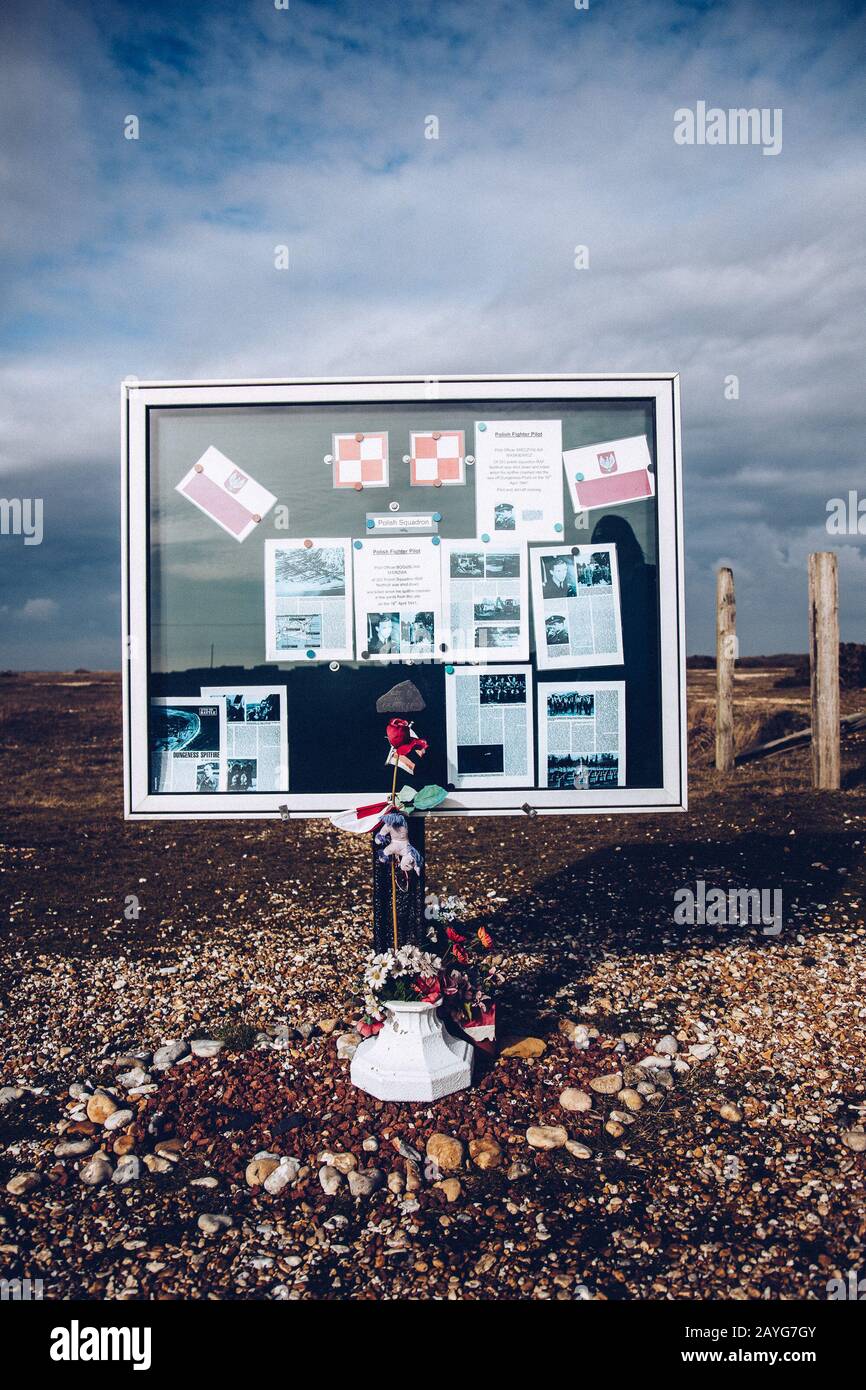Denkmal für zwei polnische Spitfire-Piloten, die im April 1941 abgeschossen wurden, Dungeness, Kent, Großbritannien Stockfoto