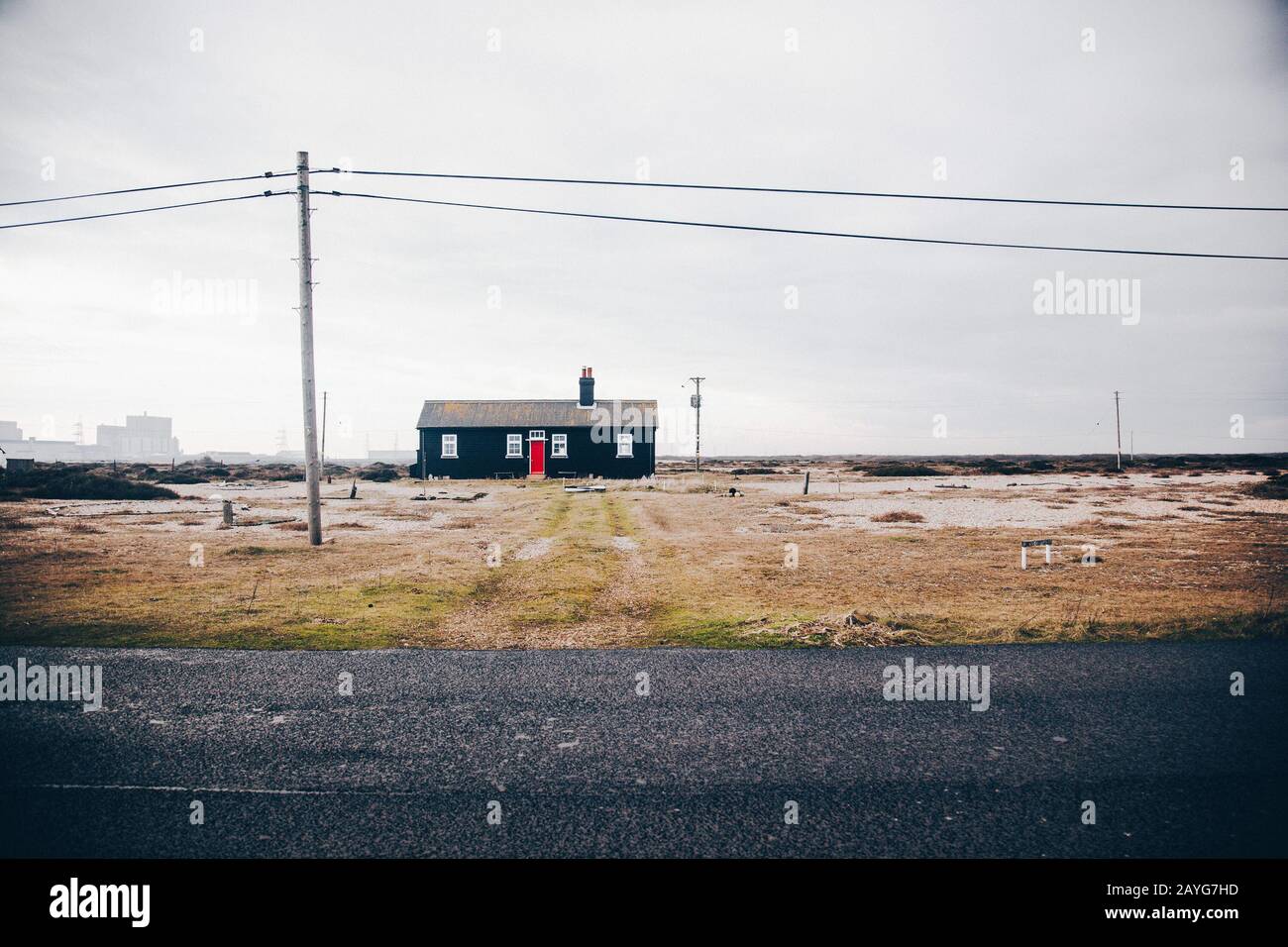 Haus mit roter Tür am Dungeness Beach, Kent, UK Stockfoto