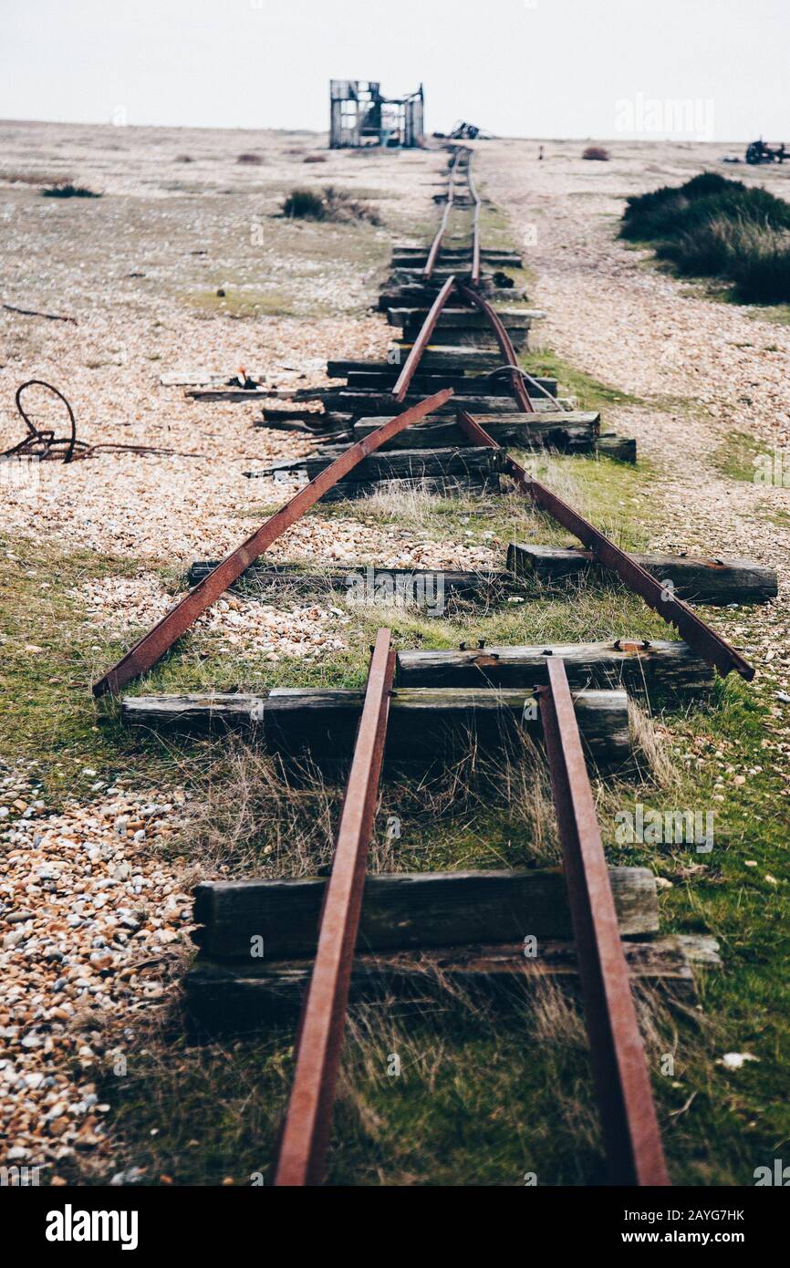 Kaputte Spuren am Dungeness Beach Stockfoto