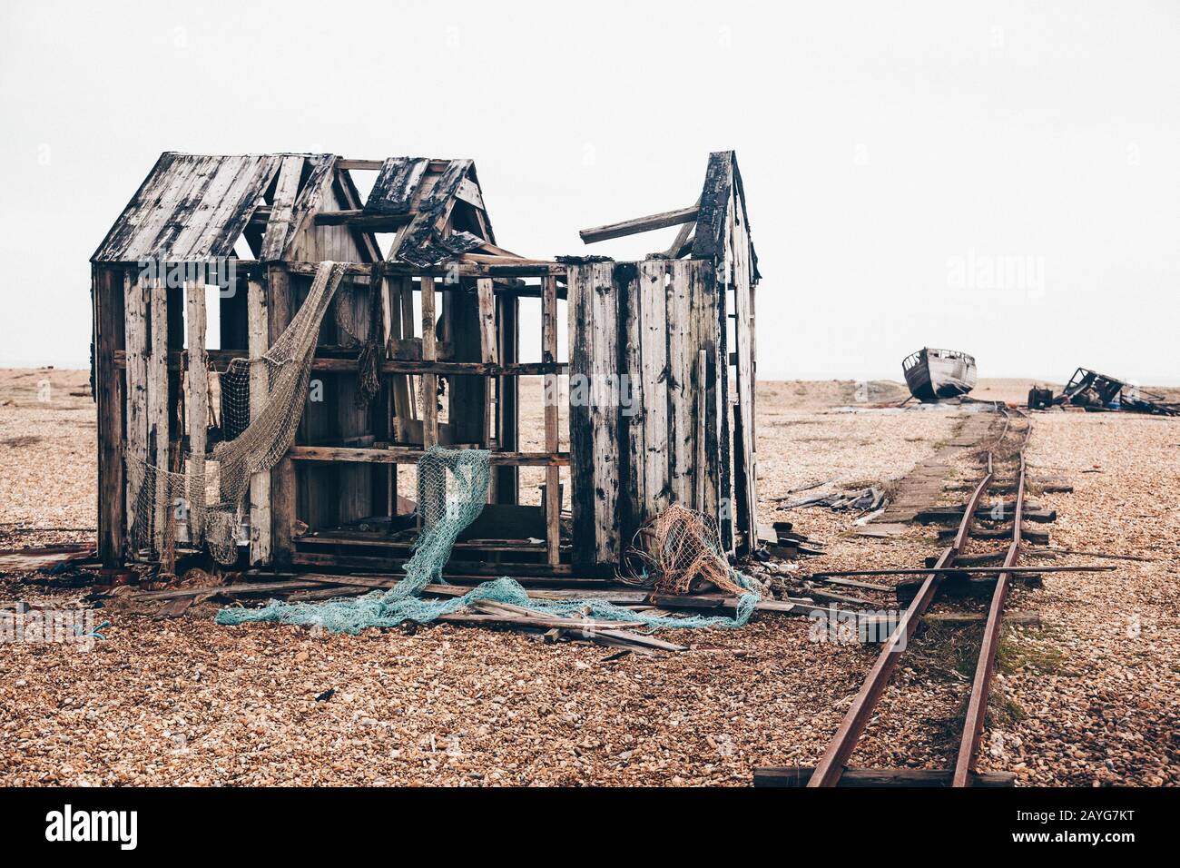 Verfallene Fischernuss mit seinen Netzen am Dungeness Beach Stockfoto