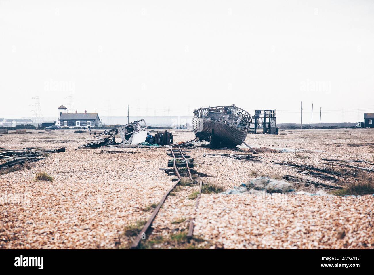Verfallene Fischerboot auf Dungeness Beach, Kent Stockfoto
