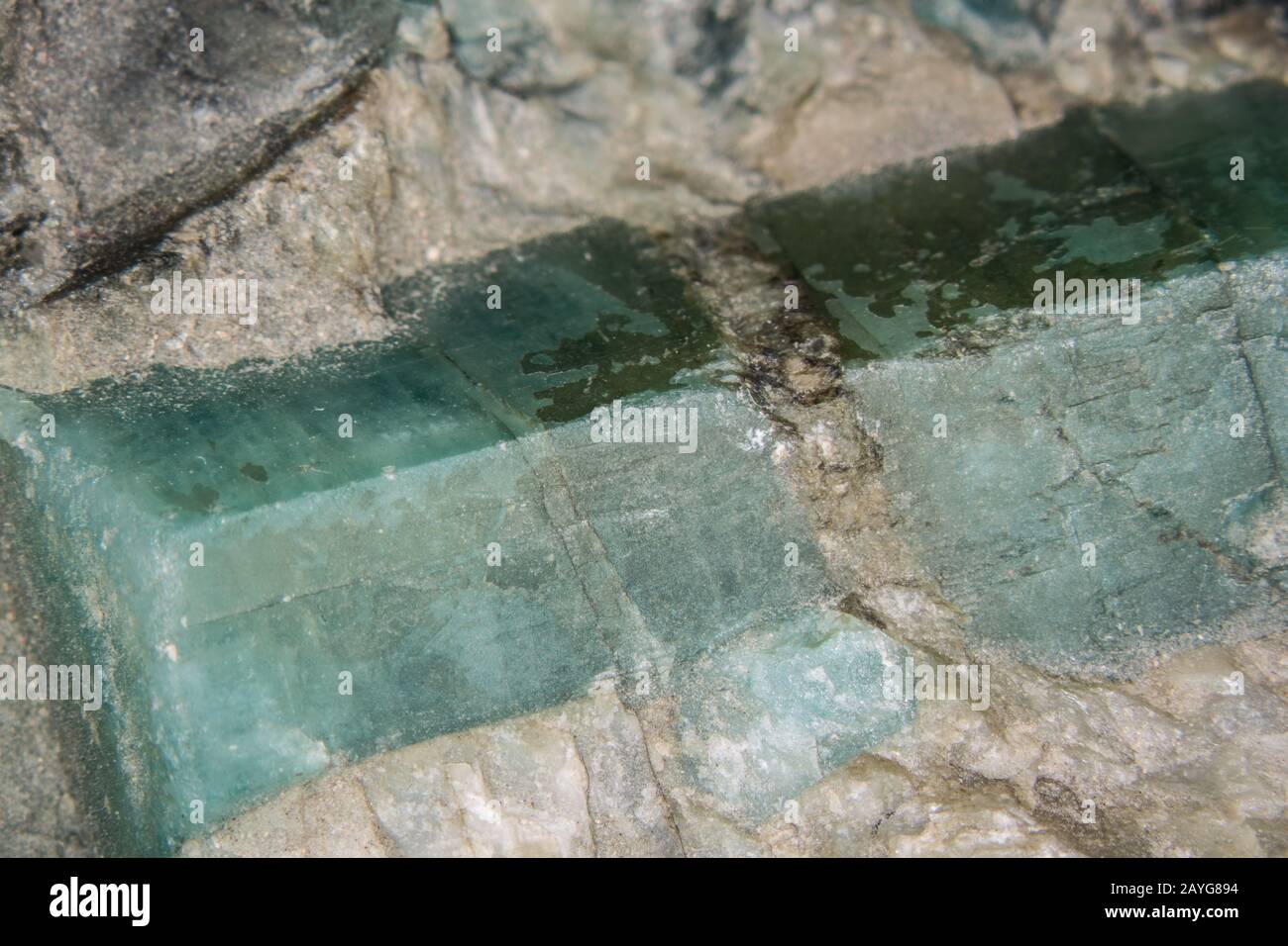 Grünes Turmalin im Felsen Stockfoto