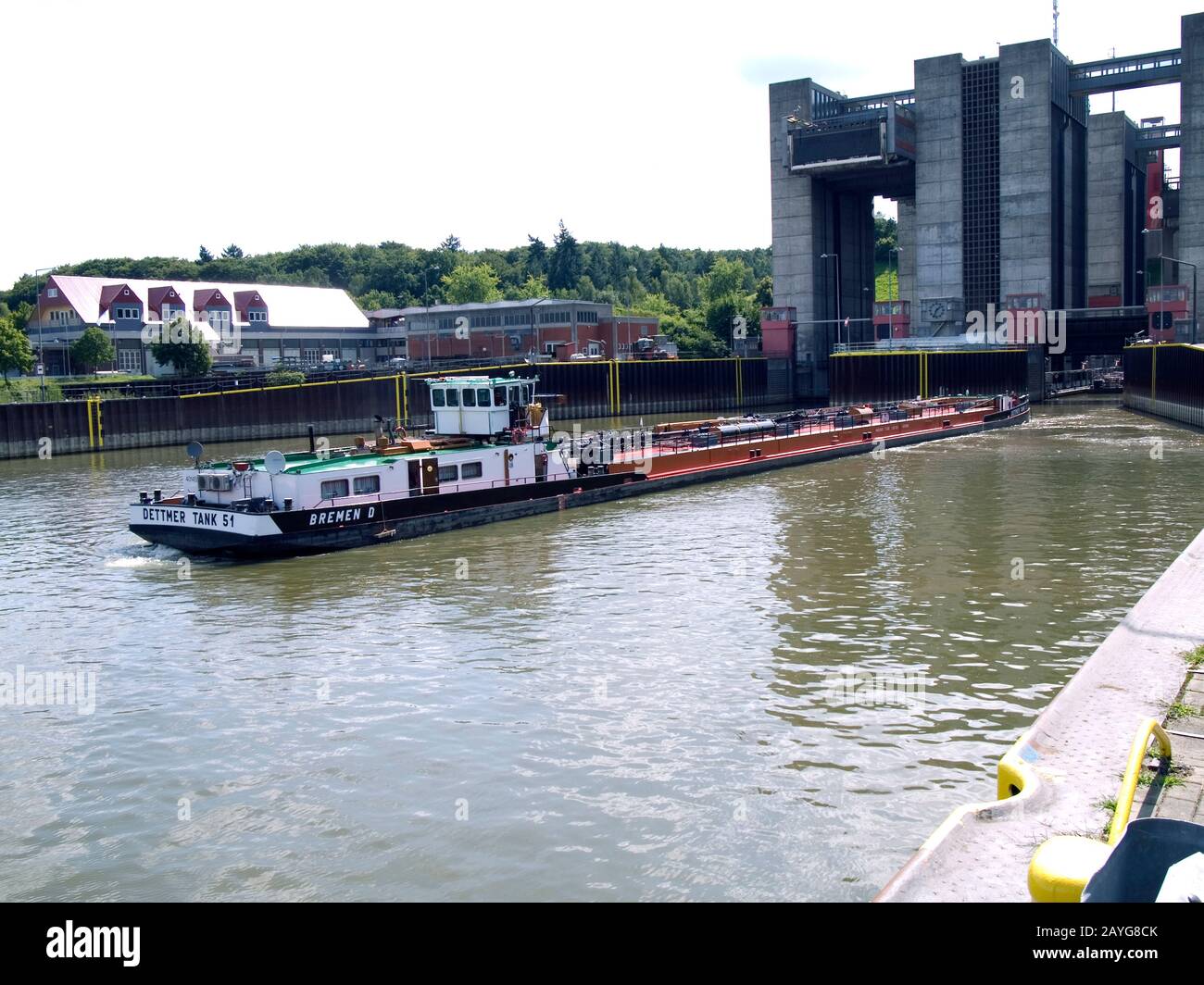 Bunkerbarge Dettmer Tank 51 der Dettmer REederei auf dem Elbe-Seitenkanal in den Schiffshebezug bei Scharnebeck, Niedersachsen, Deutschland. Stockfoto