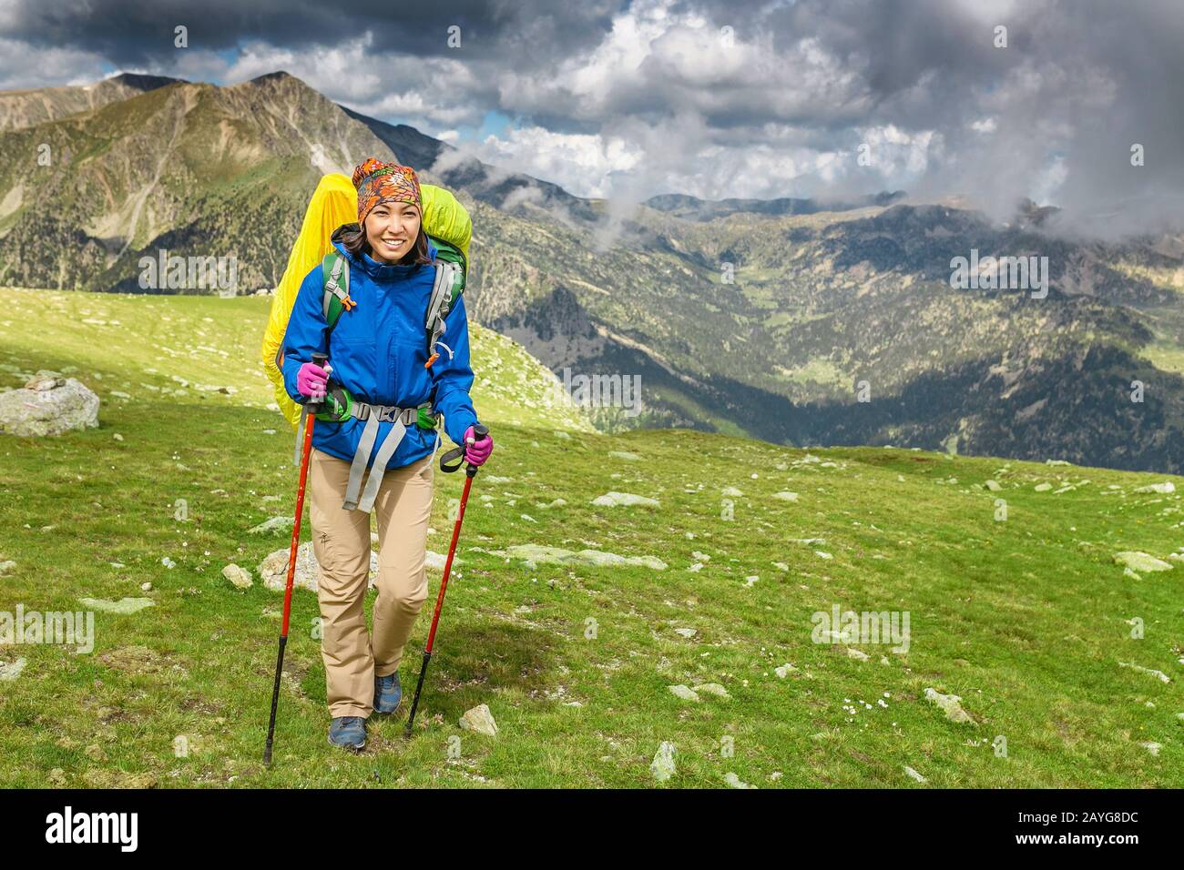 Glückliche Frau Wanderer reist in den Pyrenäen in Andorra und Spanien. Nordic Walking, Erholung und Trekking auf dem GR11-Pfad Stockfoto
