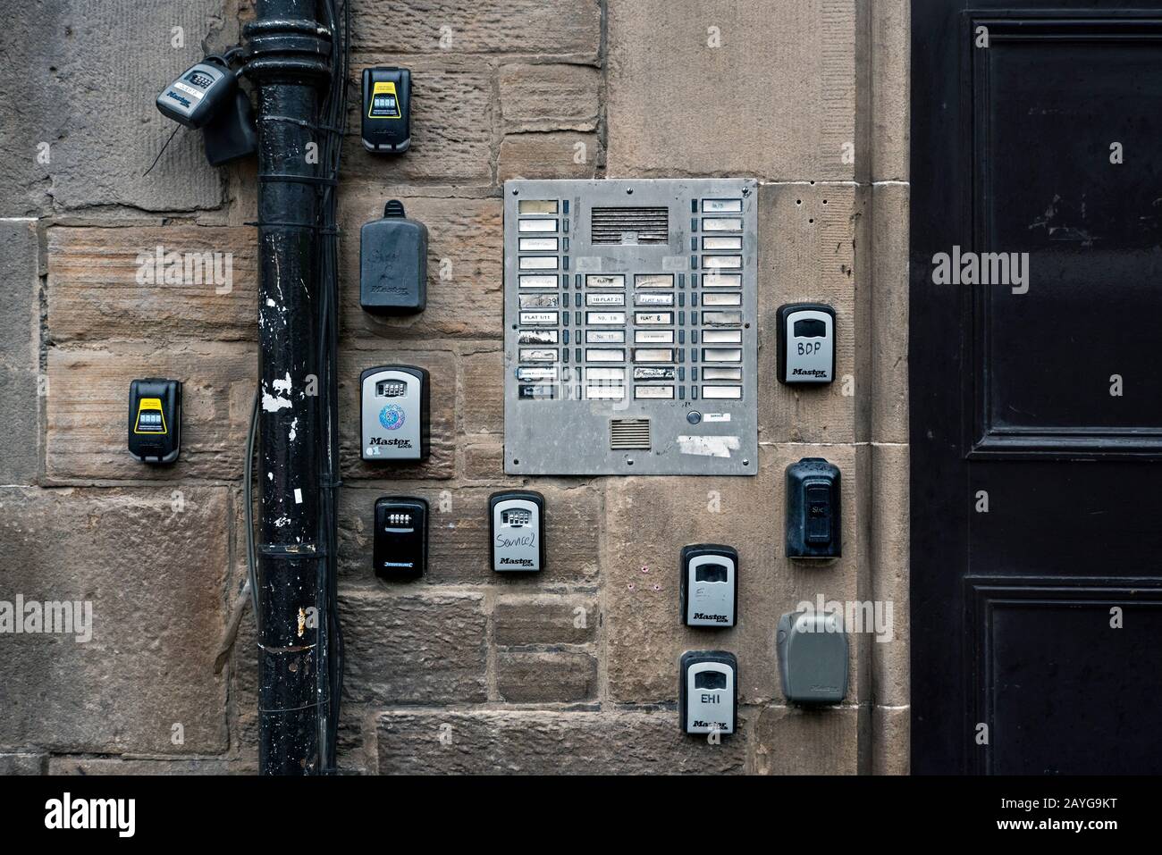 Schlüsselsafes für Airbnb oder kurzfristige Abflugsets an einer Wand im Graßmarkt, Edinburgh, Schottland, Großbritannien. Stockfoto