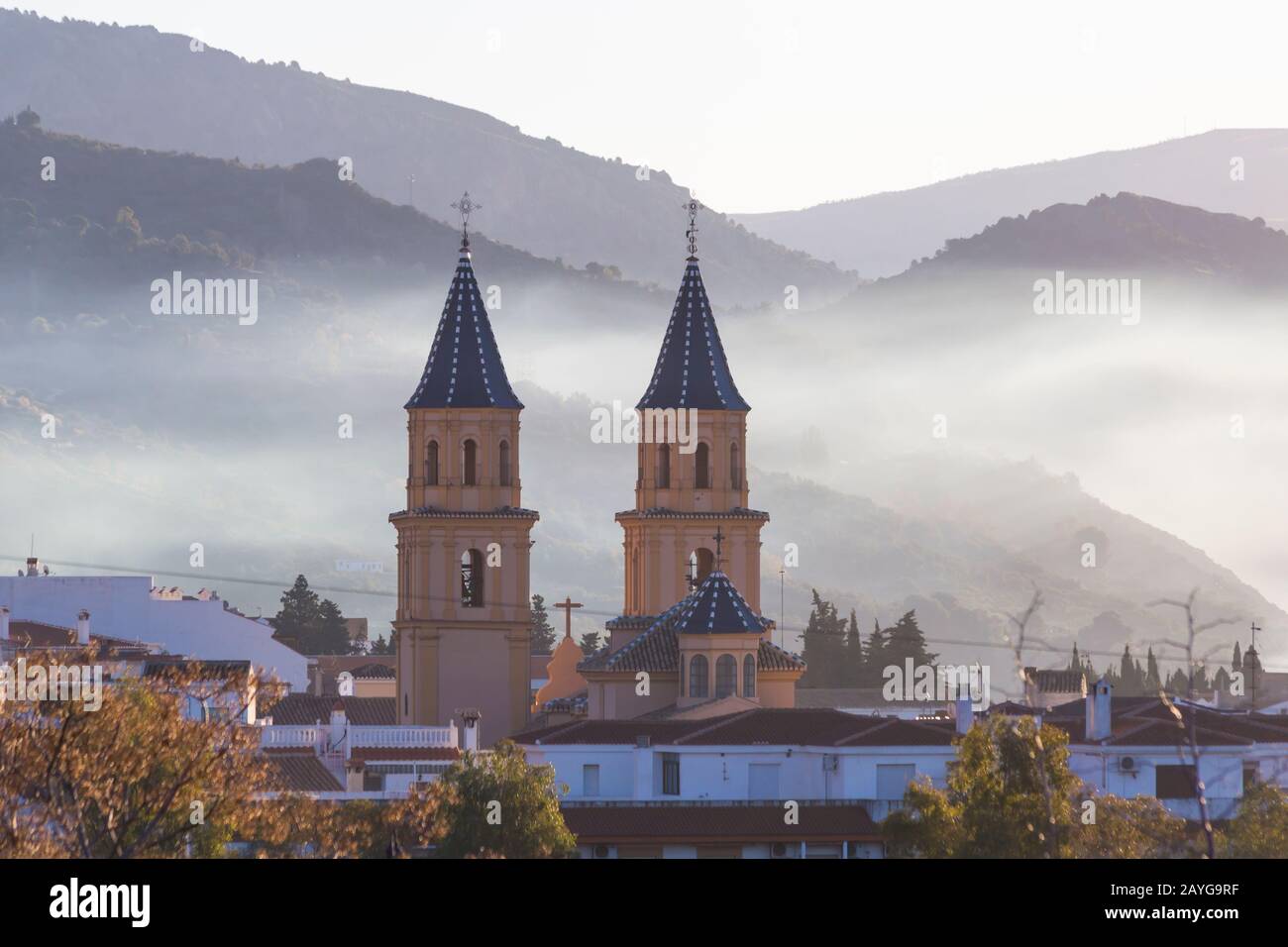 Kirche und Stadt Orgiva, Las Alpujarras, Provinz Granada, Andalucia, Spanien im Februar Stockfoto