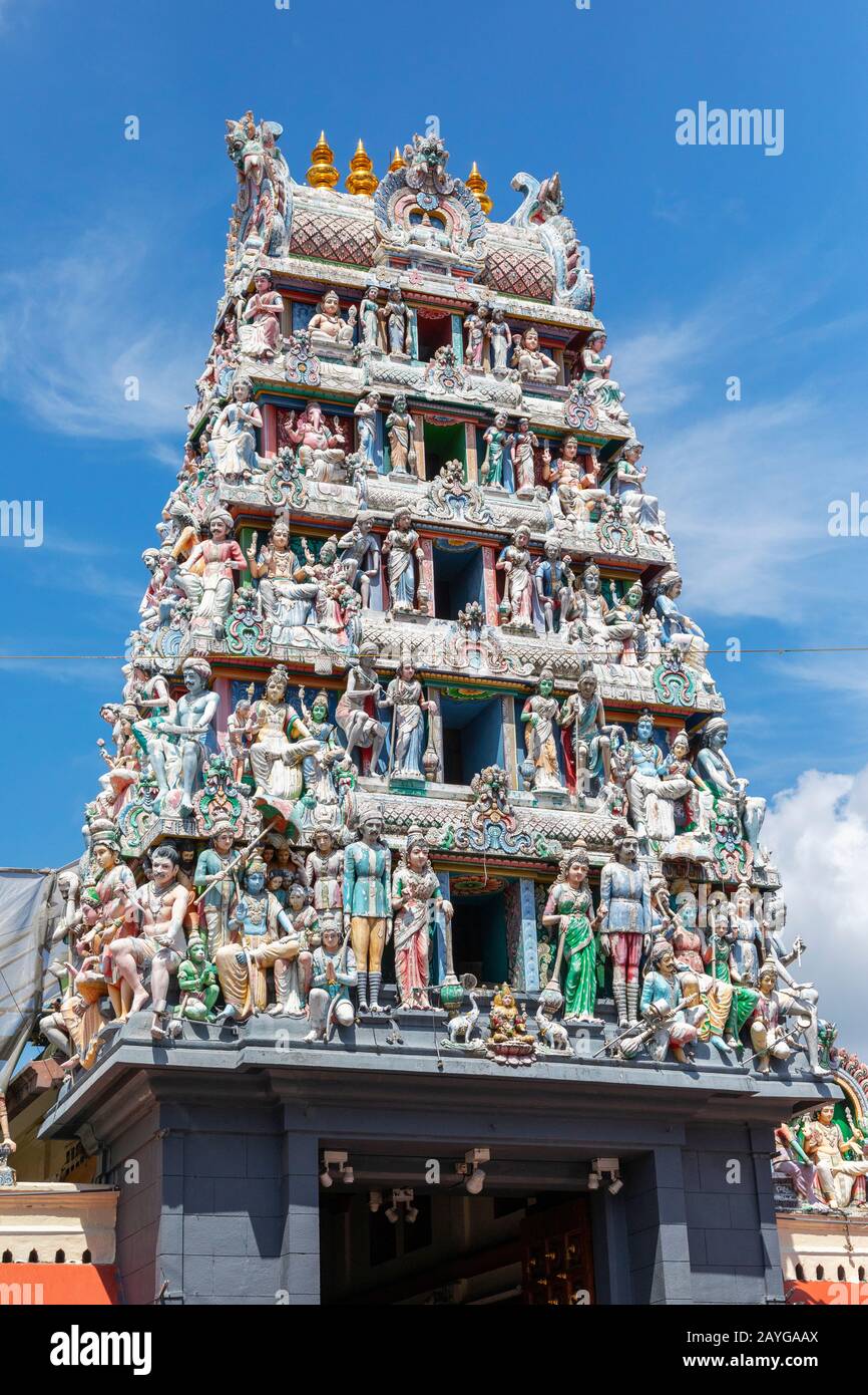 Bilder von hinduistischen Göttern auf dem Eingang am Sri Mariamman Tempel, South George Road, Chinatown, Singapur, Asien Stockfoto