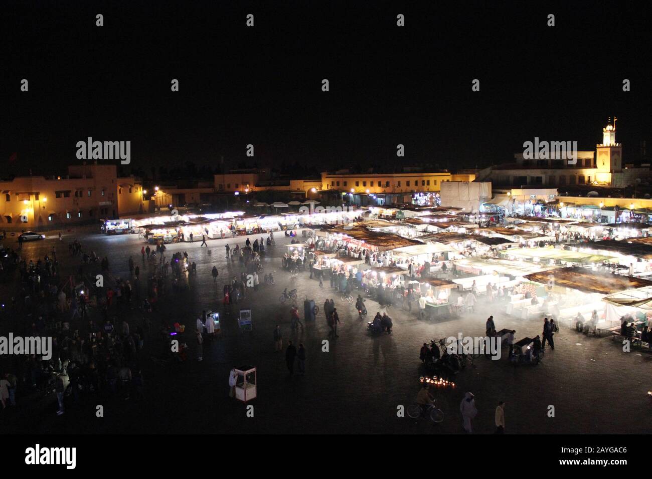 Platz Djemaa el-FnaThis Square ist das Wahrzeichen der Stadt und wurde zum Weltkulturerbe von der UNESCO klassifiziert. Stockfoto