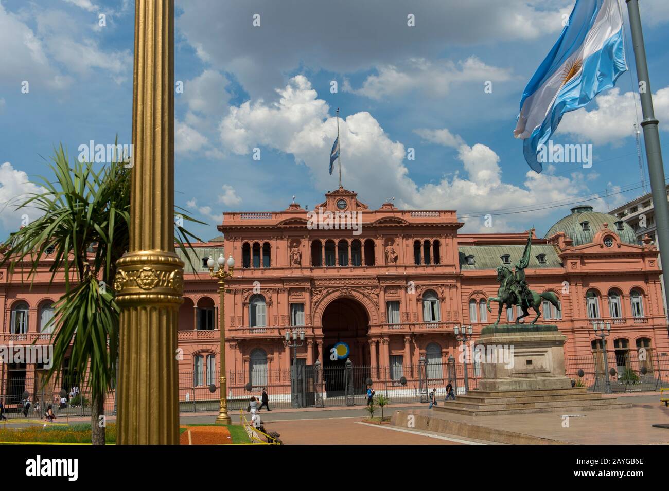 Plaza de Mayo in Buenos Aires, Argentinien mit bronzener Reiterstatue von General Manuel Belgrano und Casa Rosada (Präsidentenpalast) im Hintergrund Stockfoto