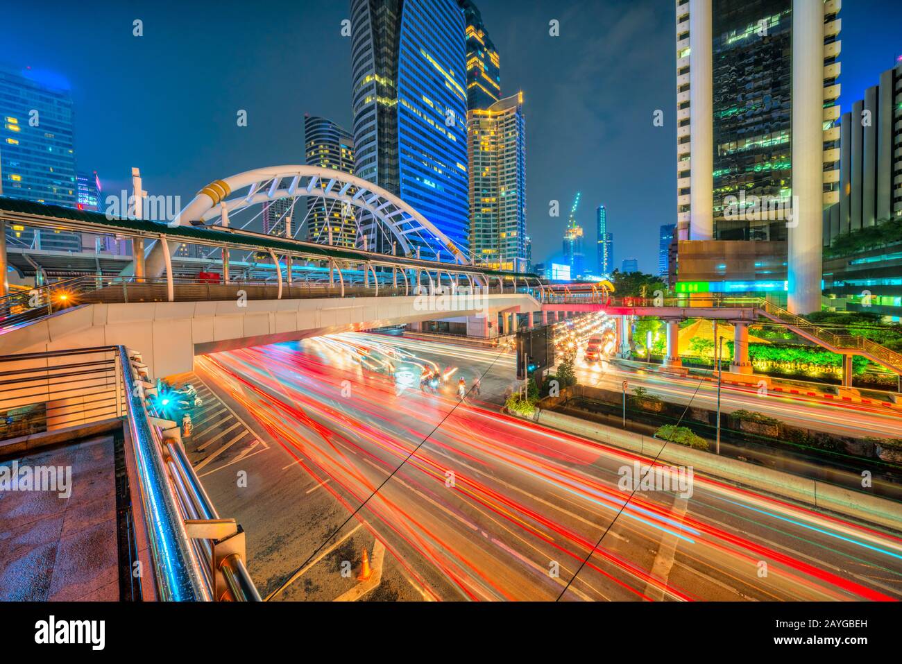 Skyline von Bangkopk, Nachtverkehr, Wiith Light Trail. Stockfoto