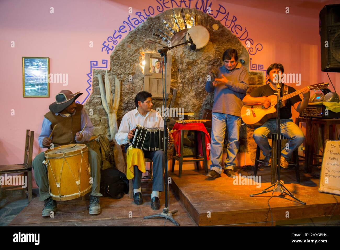 Lokale Band, die traditionelle Musik in einem Restaurant im kleinen Dorf Purmamarca, Provinz Jujuy, Argentinien spielt. Stockfoto
