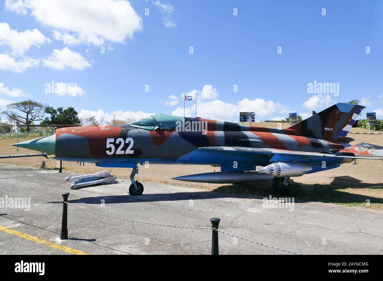 Kampfflugzeug und Flugkörper im Museo del Aire in Kuba. Das Museo del Aire war ein nationales Luftfahrtmuseum in der Südwestvorstadt Havannas Stockfoto
