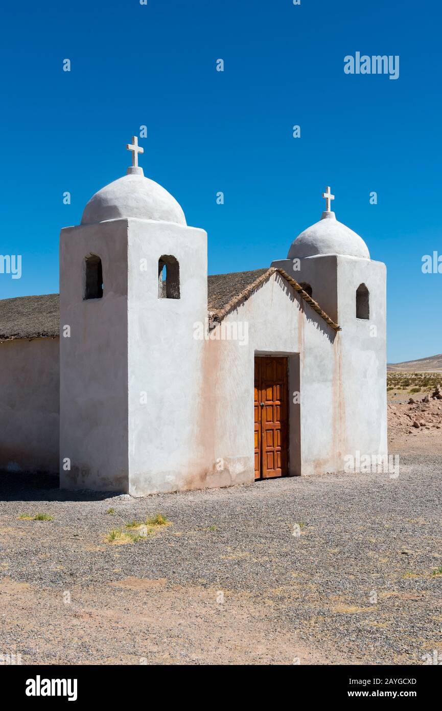 Kirche im kleinen Dorf Tres Moras (drei Hügel) entlang der Route 52 bei Salinas Grandes in den Anden, Provinz Jujuy, Argentinien. Stockfoto