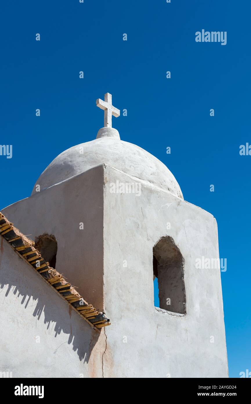 Kirche im kleinen Dorf Tres Moras (drei Hügel) entlang der Route 52 bei Salinas Grandes in den Anden, Provinz Jujuy, Argentinien. Stockfoto