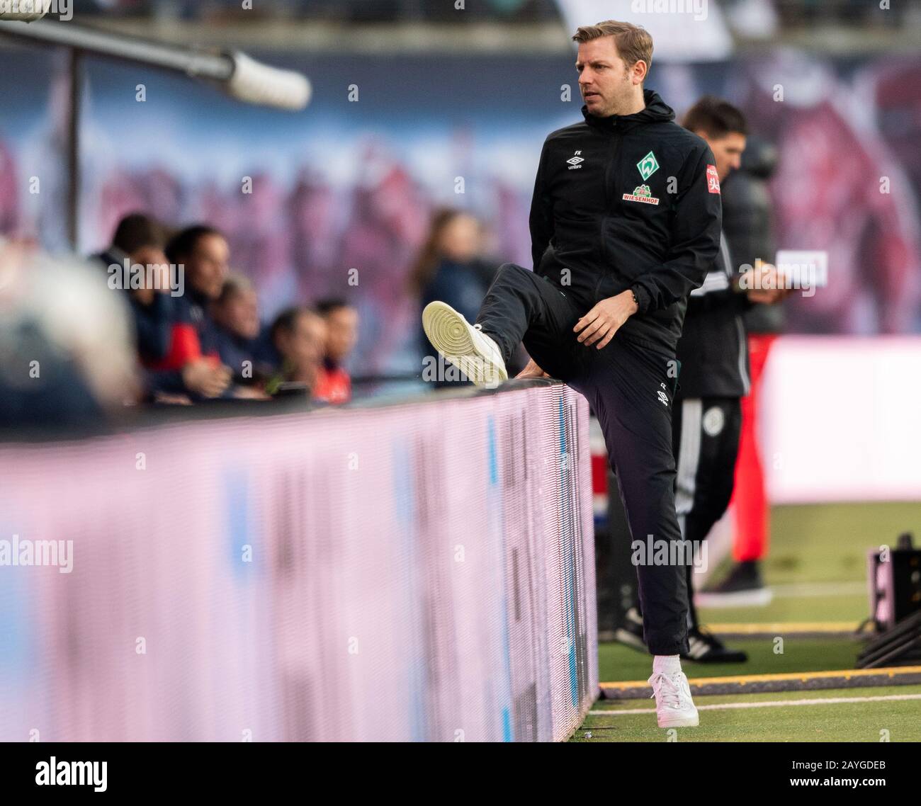 Düsseldorf, Deutschland. Leipzig, Deutschland. Februar 2020. Fußball: Bundesliga, RB Leipzig - SV Werder Bremen, 22. Spieltag, in der Red Bull Arena. Bremens Trainer Florian Kohfeldt steigt über die Bretter. Kredit: Robert Michael / dpa - WICHTIGER HINWEIS: Gemäß den Vorschriften der DFL Deutsche Fußball Liga und des DFB Deutscher Fußball-Bund ist es untersagt, im Stadion und/oder aus dem fotografierten Spiel in Form von Sequenzbildern und/oder videoähnlichen Fotoserien auszunutzen oder auszunutzen./dpa/Alamy Live News Credit: Dpa Picture Alliance / Alamy Live News Stockfoto