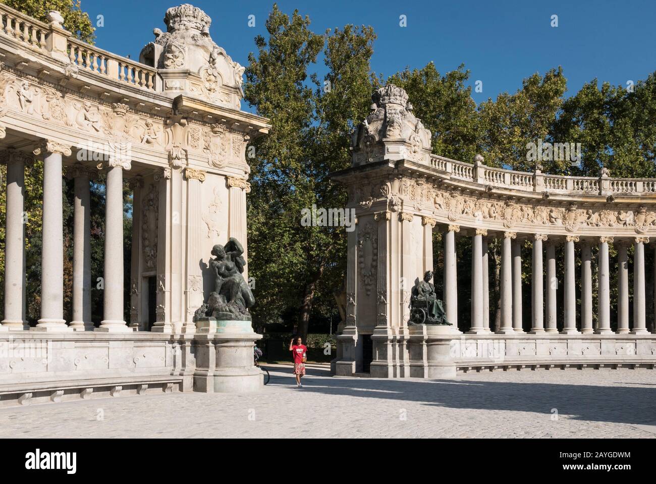 Eine Statue vor Colonnade am Alonso-II-Denkmal im Retiro-Park, Madrid, Spanien Stockfoto