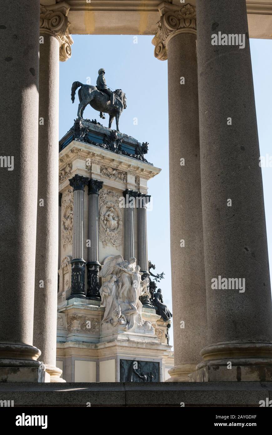 Eine Statue vor Colonnade am Alonso-II-Denkmal im Retiro-Park, Madrid, Spanien Stockfoto