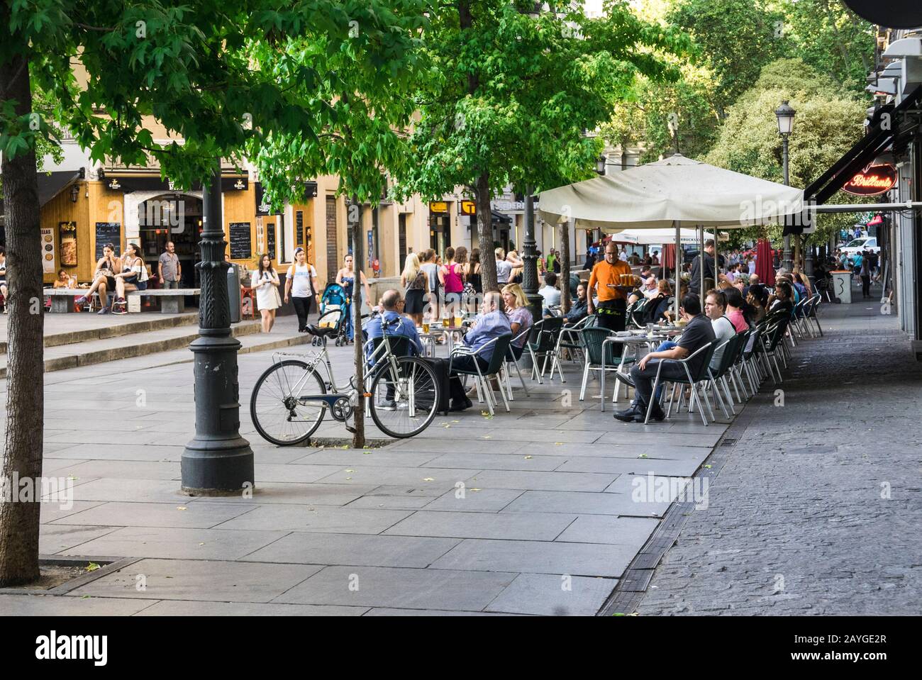 Leute, die vor einem Café in Madrid, Spanien sitzen Stockfoto