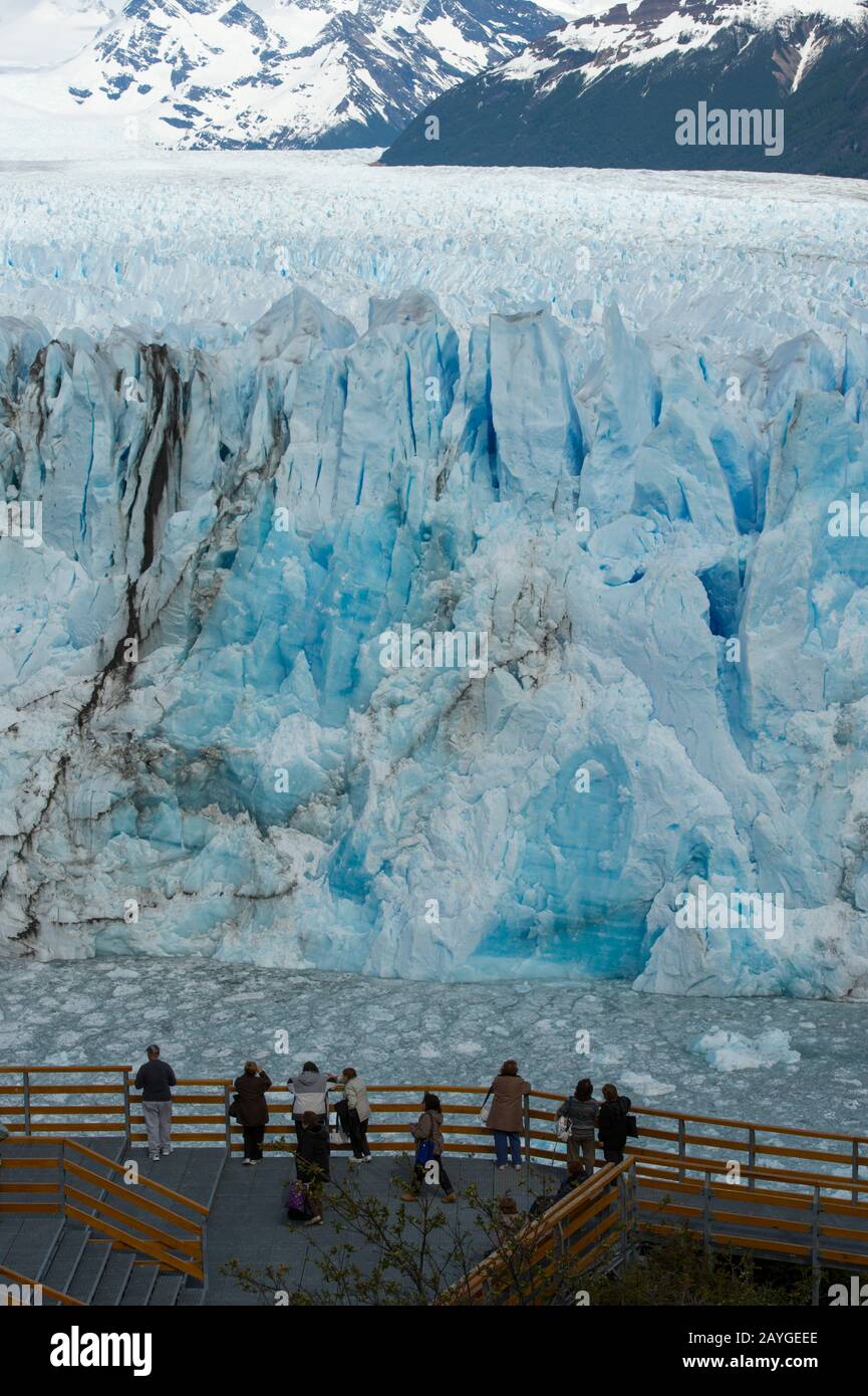 Touristen am Perito Moreno Gletscher im Los Glaciares Nationalpark in der Nähe von El Calafate, Patagonien, Argentinien. Stockfoto
