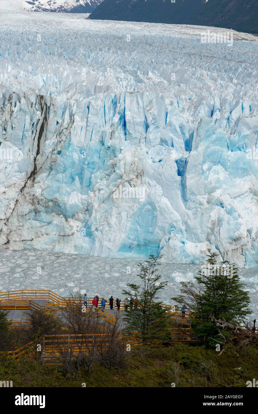 Touristen am Perito Moreno Gletscher im Los Glaciares Nationalpark in der Nähe von El Calafate, Patagonien, Argentinien. Stockfoto