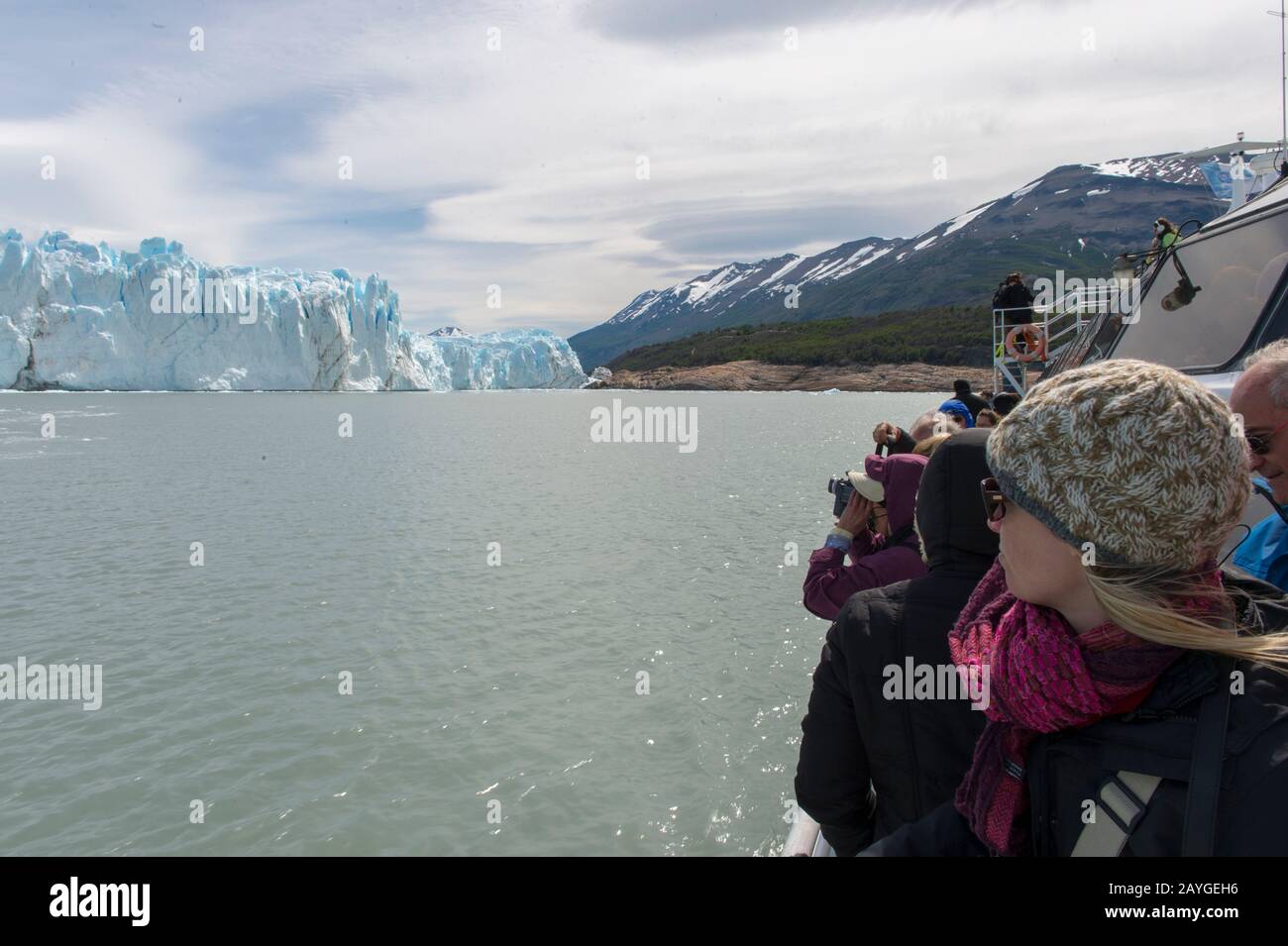 Touristen auf dem Ausflugsboot vor dem Perito Moreno Gletscher im Los Glaciares Nationalpark in der Nähe von El Calafate, Patagonien, Argentinien. Stockfoto