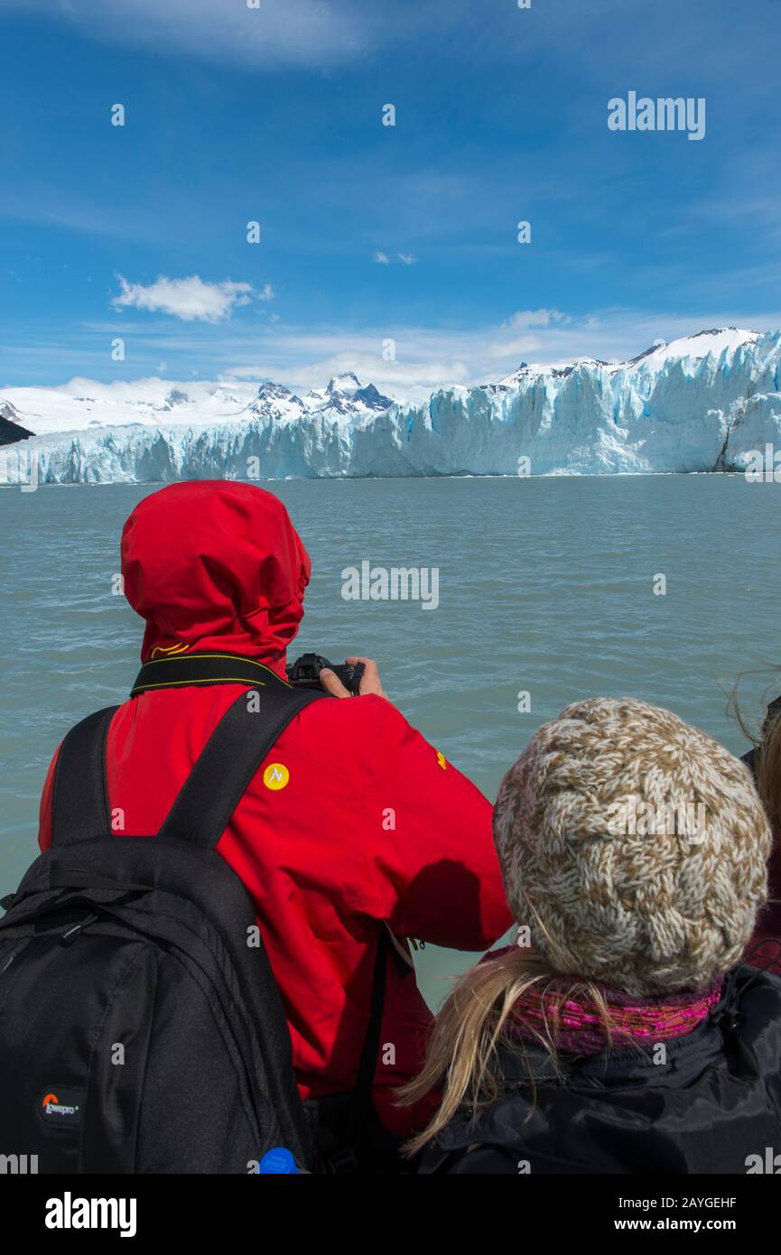 Touristen auf dem Ausflugsboot vor dem Perito Moreno Gletscher im Los Glaciares Nationalpark in der Nähe von El Calafate, Patagonien, Argentinien. Stockfoto