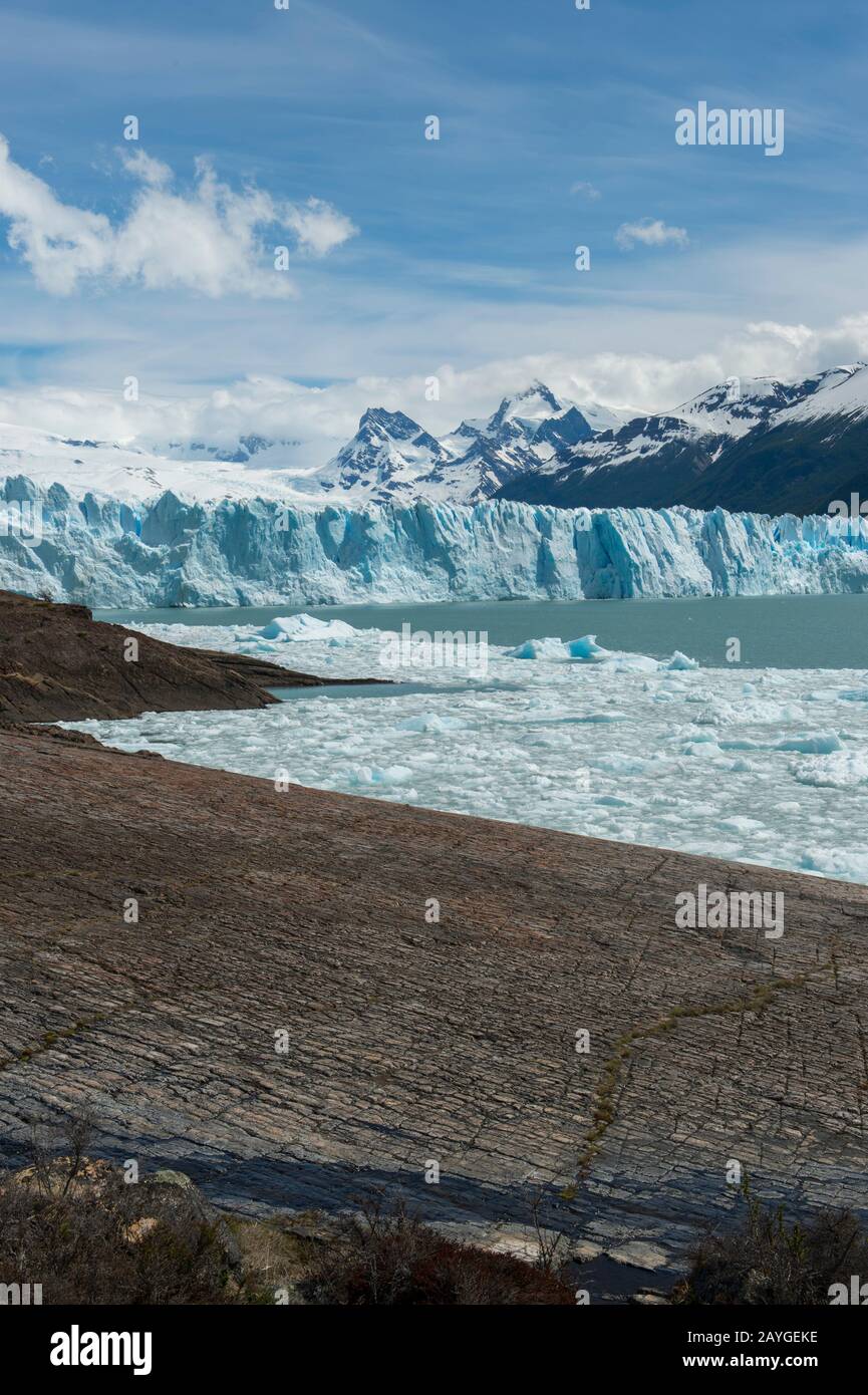 Blick auf die Nordwand des Gletschers Perito Moreno, Lago Argentino im Nationalpark Los Glaciares in der Nähe von El Calafate, Patagonien, Argentinien. Stockfoto