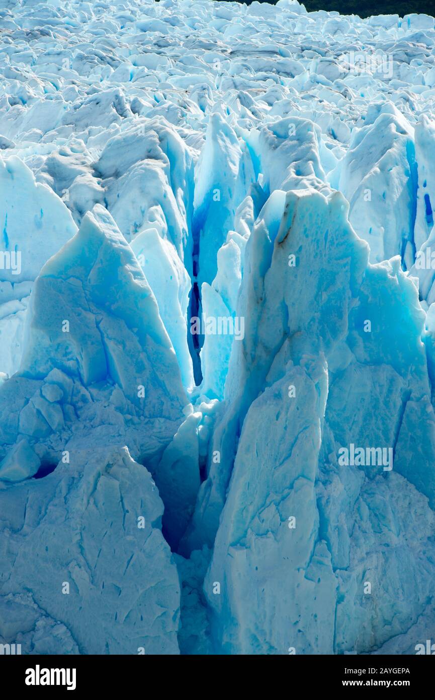 Blick auf hintergrundbeleuchtete Gletscherspalten des Perito Moreno Gletschers am Lago Argentino im Nationalpark Los Glaciares in der Nähe von El Calafate, Patagonien, Argentinien. Stockfoto