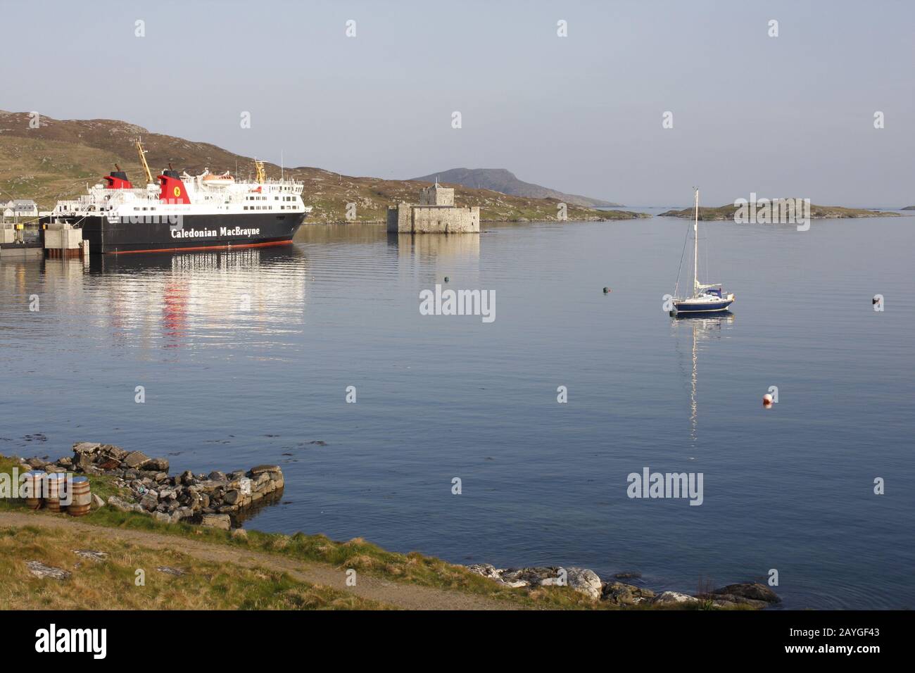 Caledonian MacBrayne Ferry, Kisimul Castle und Yacht auf der Anlegestelle, Castlebay, Insel Barra, Western Isles, Schottland Stockfoto