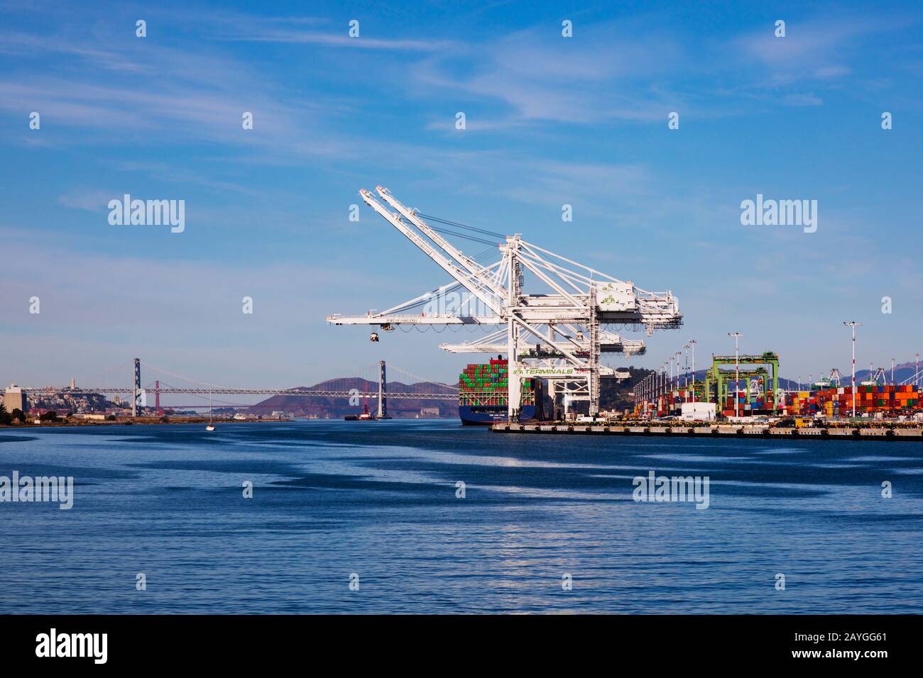 Der Hafen von Oakland mit den Brücken Golden Gate und Oakland Bay im Hintergrund. San Francisco, Kalifornien, USA Stockfoto