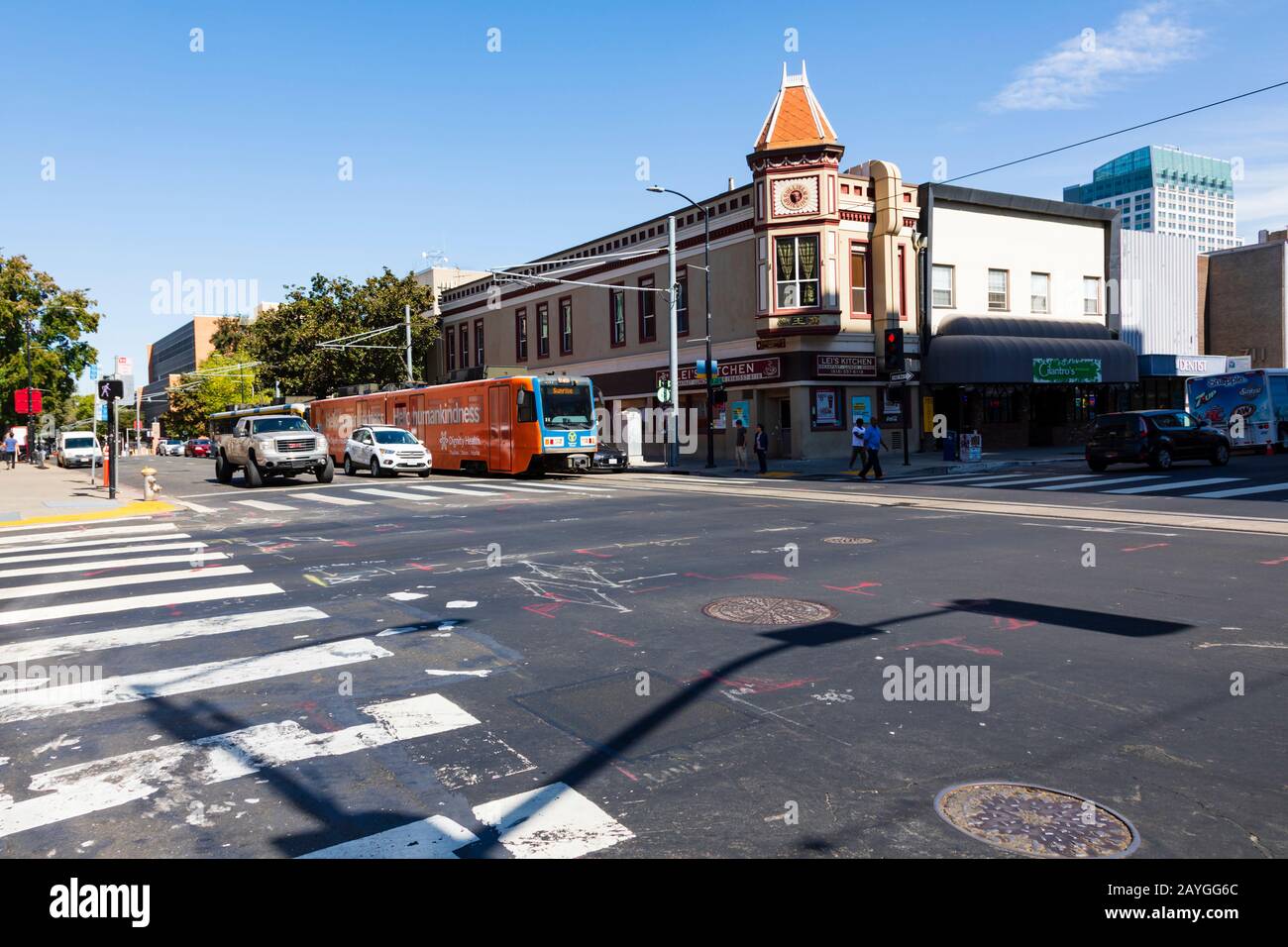 Kreuzung von J Street und 7th Street, gegenüber dem Sullivan Building. Sacramento, Kalifornien, USA. Verkehr und Straßenbahnen warten auf Überfahrt. Stockfoto