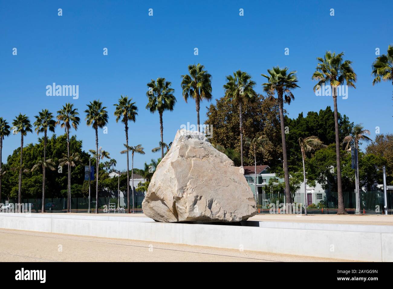 Öffentliche Kunstskulptur "Levitated Mass" von Michael Heizer, 2012. Ein 350 Tonnen schwerer Felsbrocken im Resnick North Lawn im Los Angeles County Museum of Art Stockfoto