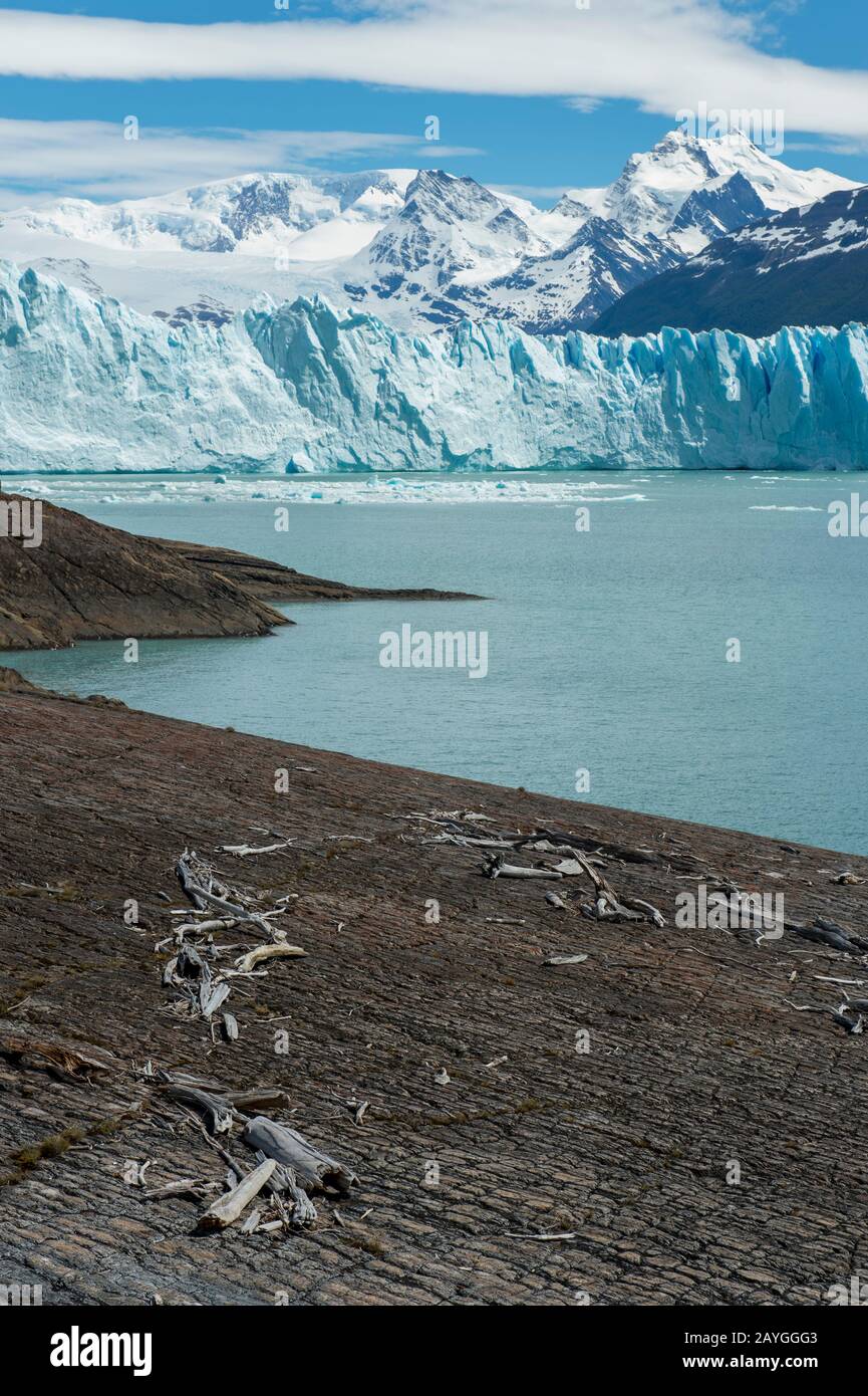 Blick auf den Perito-Moreno-Gletscher im Los Glaciares National Park in der Nähe von El Calafate, Argentinien mit Felsen, die im Vordergrund vom Eis poliert wurden. Stockfoto