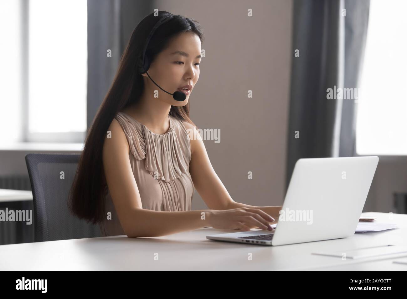 Weiblicher Call Center-Agent in Asien berät Kunden online Stockfoto