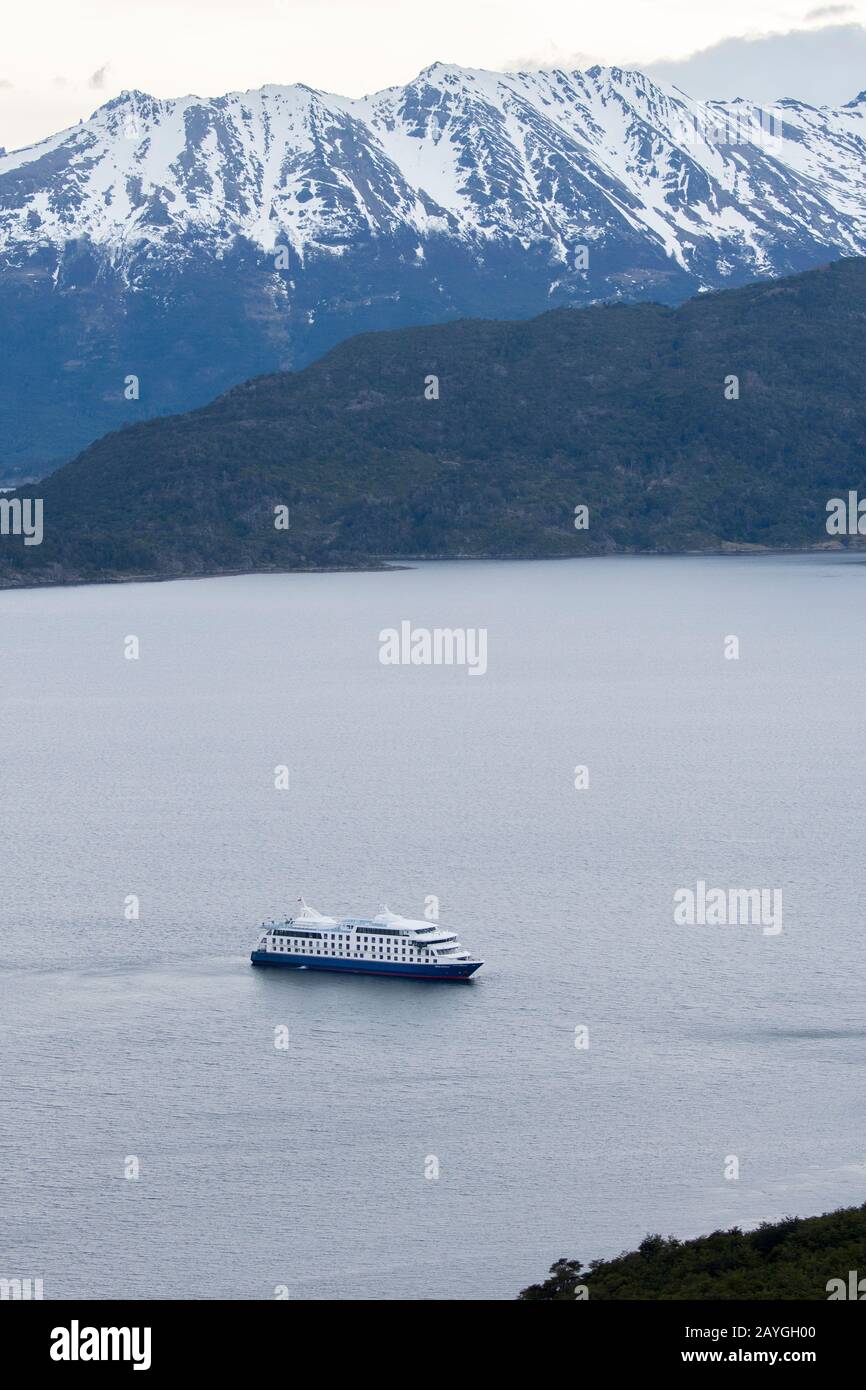 Das Kreuzfahrtschiff Ventus Australis vor Anker in Bahia Wulaia, einer Bucht am westlichen Ufer der Isla Navarino entlang des Murray Channel im Süden Chiles. Stockfoto