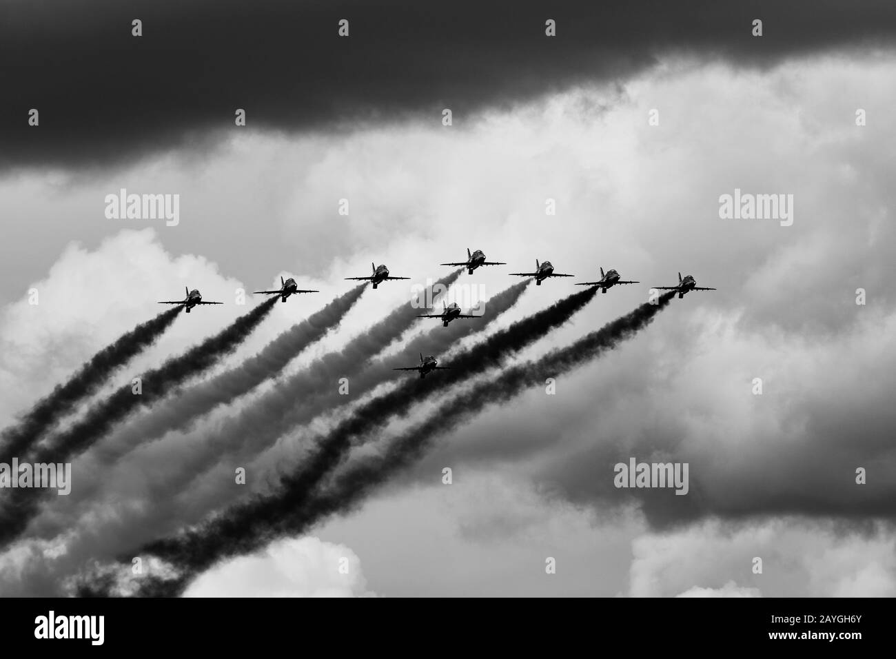 Das Präzisionsanzeigeteam der Royal Air Force "Red Arrows" fliegt während einer Anzeige in Halifax, Nova Scotia, Kanada in Formation. Stockfoto