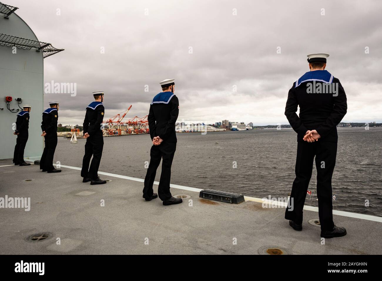 Seeleute sind während ihrer Ankunft in Halifax, Nova Scotia, Kanada, auf den Schienen des Flugzeugträgers der Royal Navy, "HMS QUEEN ELIZABETH". Stockfoto