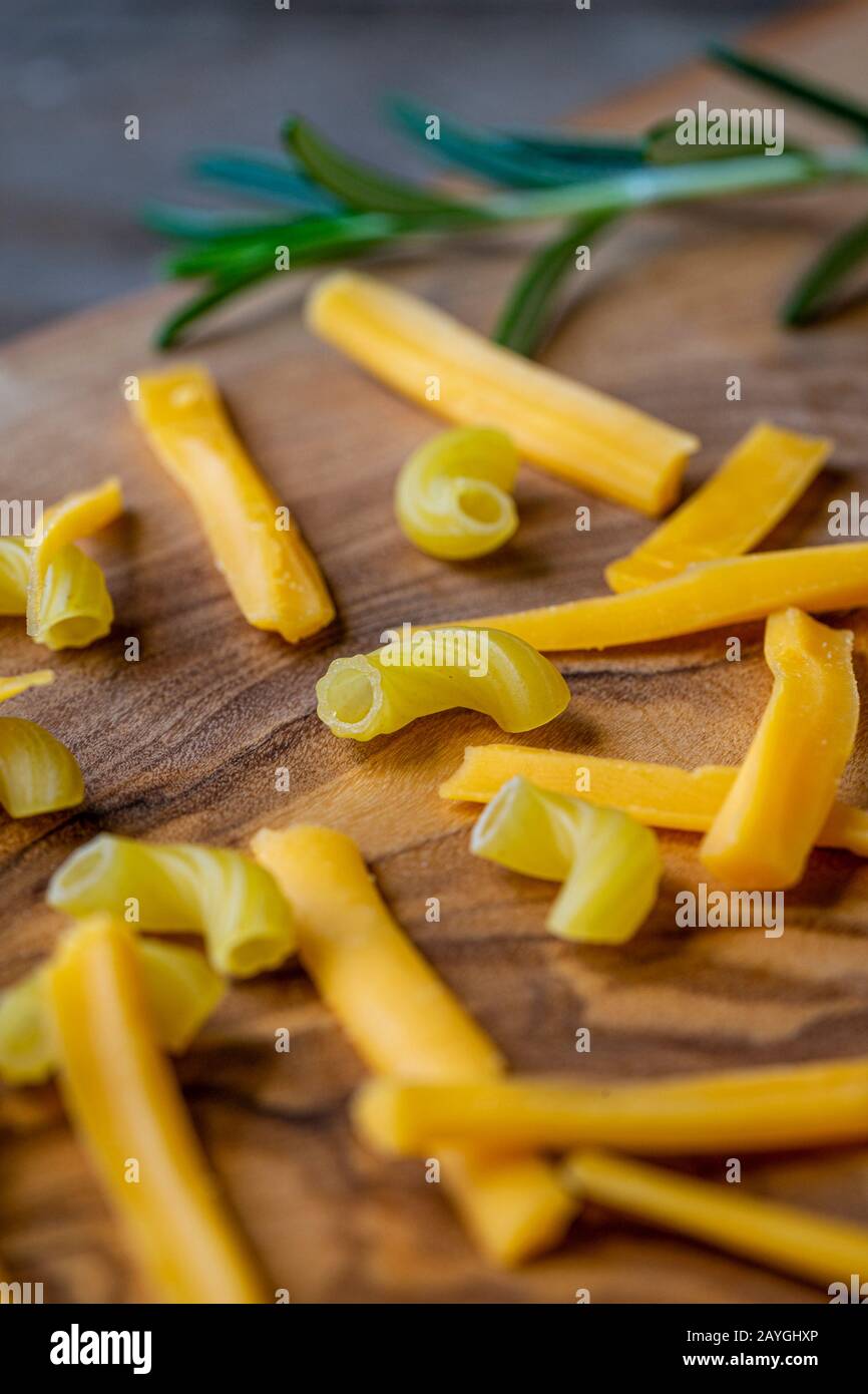 Makkaroni und Käse, rohe Zutaten. Stockfoto