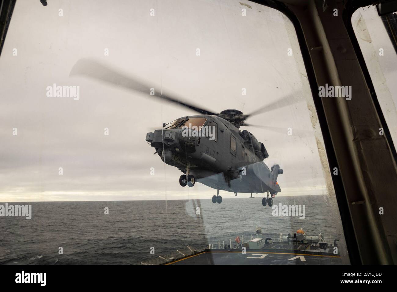 Ein Hubschrauber der Royal Canadian Air Force CH-148 Cyclone, der von Flying Control (FLYCO) aus dem Deck eines kanadischen Kriegsschiffs auf See abtransportiert wird. Stockfoto