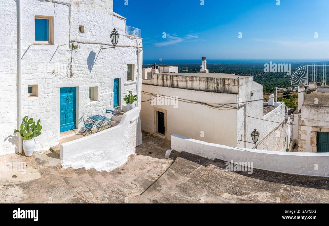 Malerischer Anblick in Ostuni an einem sonnigen Sommertag, Apulien (Apulien), Süditalien. Stockfoto