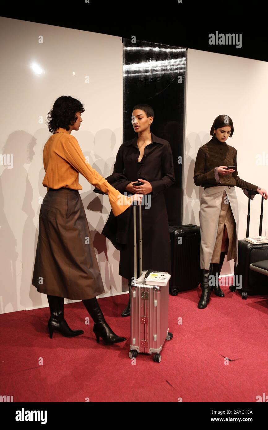 Models besuchen die Eftychia Aviopolis AW20-Kollektion auf der London Fashion Week in London. Stockfoto