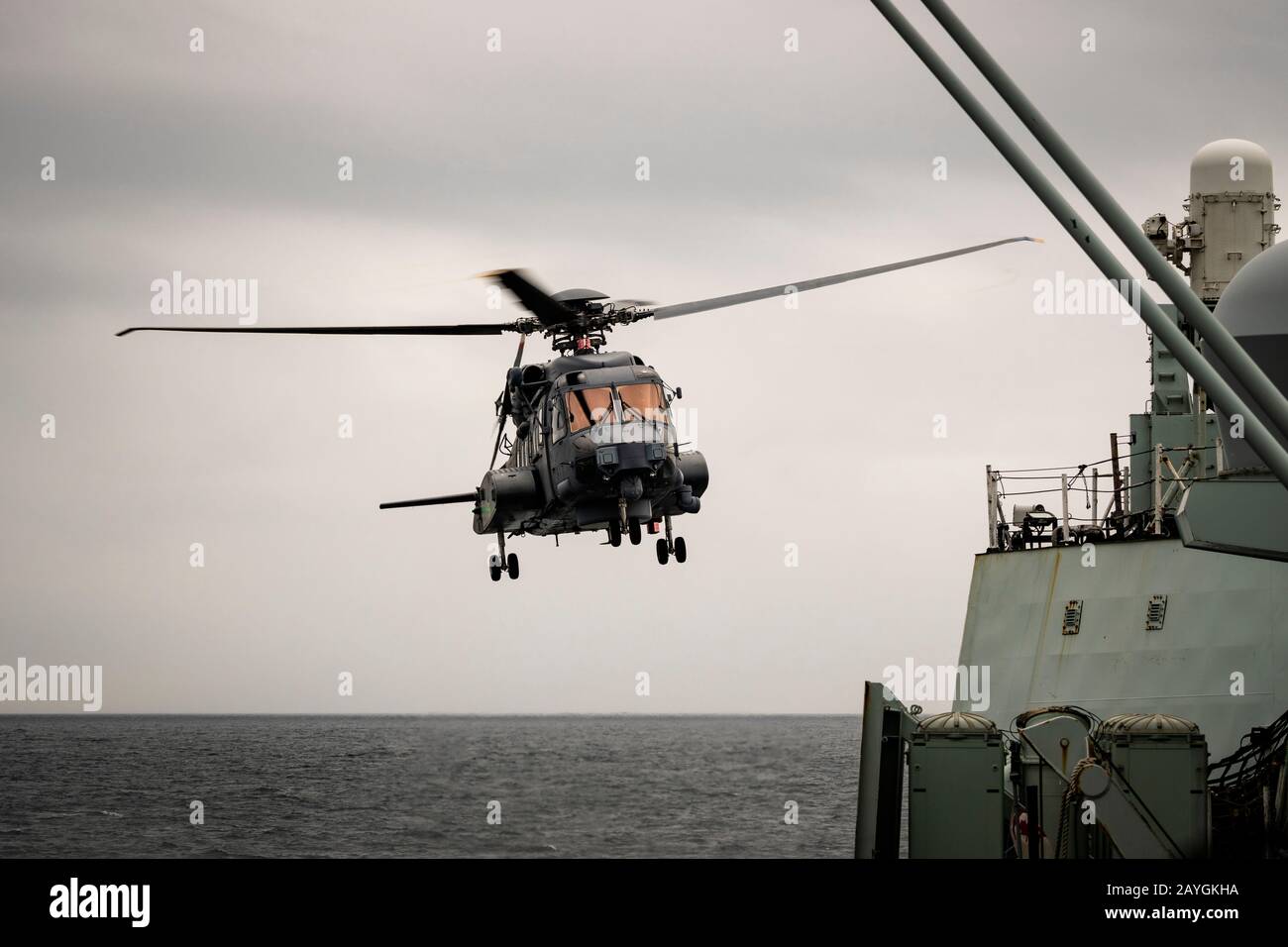 Während der Seefahrt nimmt ein Hubschrauber der Royal Canadian Air Force CH-148 Cyclone von HMCS VILLE DE QUEBEC während Der Übung Cutlass Fury ab. Stockfoto