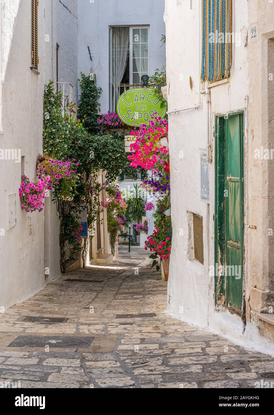 Malerischer Anblick in Ostuni an einem sonnigen Sommertag, Apulien (Apulien), Süditalien. Stockfoto